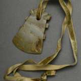 Seladon Jade Amulett in Axtblattform mit reliefierten Tierköpfen, 7,1x5,2cm, kleiner Ausbruch, Provenienz: Slg. Dr. Ernst Hauswedell/Hbg. - Foto 1