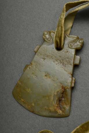 Seladon Jade Amulett in Axtblattform mit reliefierten Tierköpfen, 7,1x5,2cm, kleiner Ausbruch, Provenienz: Slg. Dr. Ernst Hauswedell/Hbg. - Foto 2