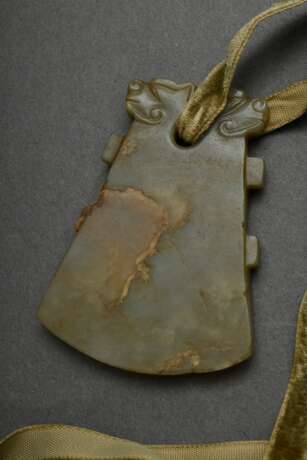 Seladon Jade Amulett in Axtblattform mit reliefierten Tierköpfen, 7,1x5,2cm, kleiner Ausbruch, Provenienz: Slg. Dr. Ernst Hauswedell/Hbg. - photo 3