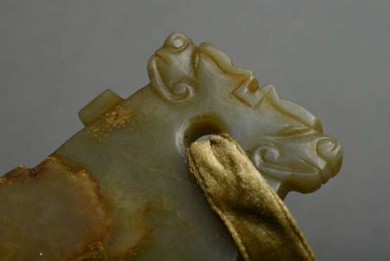 Seladon Jade Amulett in Axtblattform mit reliefierten Tierköpfen, 7,1x5,2cm, kleiner Ausbruch, Provenienz: Slg. Dr. Ernst Hauswedell/Hbg. - фото 4