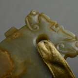 Seladon Jade Amulett in Axtblattform mit reliefierten Tierköpfen, 7,1x5,2cm, kleiner Ausbruch, Provenienz: Slg. Dr. Ernst Hauswedell/Hbg. - photo 4