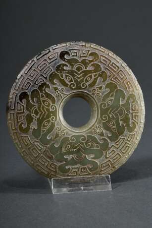Jade "Yuanbi-Scheibe" mit feinem erhabenen Dekor in Form von stilisierten archaischen Drachen und Taotie Masken, Ø 10cm - фото 2