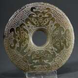 Jade "Yuanbi-Scheibe" mit feinem erhabenen Dekor in Form von stilisierten archaischen Drachen und Taotie Masken, Ø 10cm - photo 2
