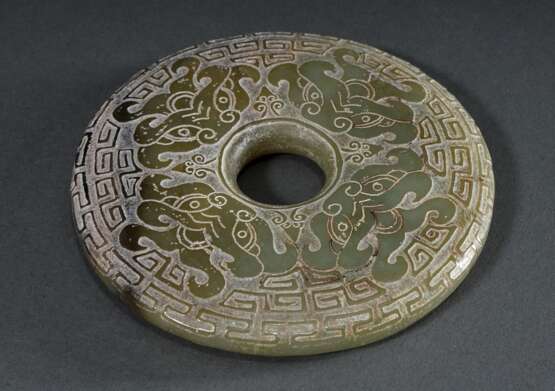 Jade "Yuanbi-Scheibe" mit feinem erhabenen Dekor in Form von stilisierten archaischen Drachen und Taotie Masken, Ø 10cm - photo 3