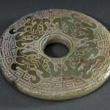 Jade "Yuanbi-Scheibe" mit feinem erhabenen Dekor in Form von stilisierten archaischen Drachen und Taotie Masken, Ø 10cm - фото 3