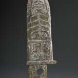 Grünbraune Jade "Ritualmesser mit Taotie-Masken" beidseitig in flachem Relief, archaischer Stil. L. 30cm - Foto 1