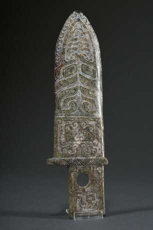 Grünbraune Jade "Ritualmesser mit Taotie-Masken" beidseitig in flachem Relief, archaischer Stil. L. 30cm - photo 2