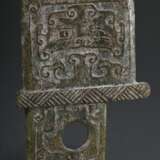 Grünbraune Jade "Ritualmesser mit Taotie-Masken" beidseitig in flachem Relief, archaischer Stil. L. 30cm - photo 4