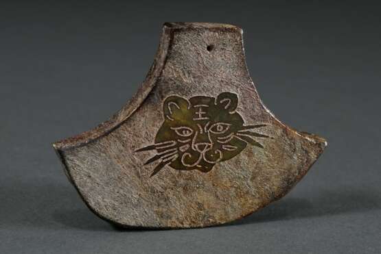 Jade Anhänger „Beil“ mit Schriftzeichen und Tigerkopf, 6,5x9,1cm - photo 2
