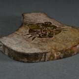 Jade Anhänger „Beil“ mit Schriftzeichen und Tigerkopf, 6,5x9,1cm - photo 3