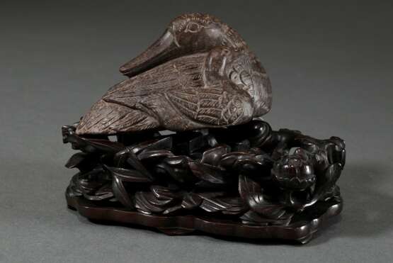 Braune Jade Figur "Ente mit Küken", fein geschnitten mit detailliertem Federkleid, 6,5x11,5x7cm, auf aufwendig vegetabil geschnitztem antiken Rosenholzsockel (kleine Fehlstelle am oberen Rand) - photo 1