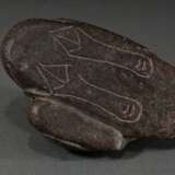 Braune Jade Figur "Ente mit Küken", fein geschnitten mit detailliertem Federkleid, 6,5x11,5x7cm, auf aufwendig vegetabil geschnitztem antiken Rosenholzsockel (kleine Fehlstelle am oberen Rand) - photo 7