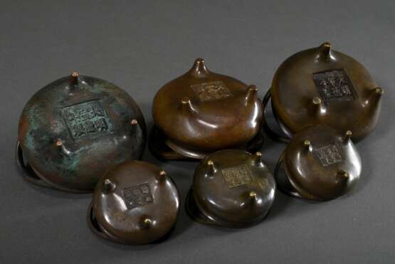 6 Diverse Bronze Censer in schlichter Form, verschiedene Alter und Größen, verso Xuande Marken, innen teils mit Drachenmarke im Ming-Stil, Ø 6,5/9,7/10,1/10,4cm - photo 2