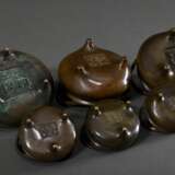 6 Diverse Bronze Censer in schlichter Form, verschiedene Alter und Größen, verso Xuande Marken, innen teils mit Drachenmarke im Ming-Stil, Ø 6,5/9,7/10,1/10,4cm - photo 2