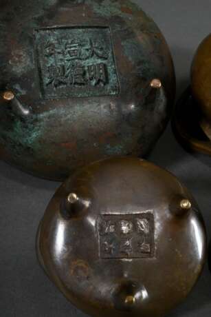 6 Diverse Bronze Censer in schlichter Form, verschiedene Alter und Größen, verso Xuande Marken, innen teils mit Drachenmarke im Ming-Stil, Ø 6,5/9,7/10,1/10,4cm - photo 3