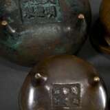 6 Diverse Bronze Censer in schlichter Form, verschiedene Alter und Größen, verso Xuande Marken, innen teils mit Drachenmarke im Ming-Stil, Ø 6,5/9,7/10,1/10,4cm - photo 3