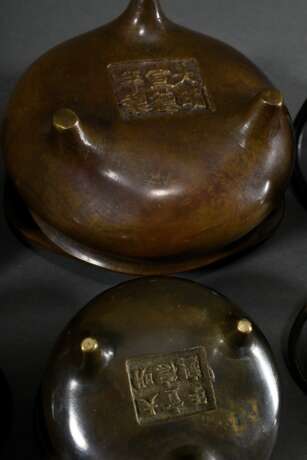 6 Diverse Bronze Censer in schlichter Form, verschiedene Alter und Größen, verso Xuande Marken, innen teils mit Drachenmarke im Ming-Stil, Ø 6,5/9,7/10,1/10,4cm - фото 4