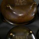 6 Diverse Bronze Censer in schlichter Form, verschiedene Alter und Größen, verso Xuande Marken, innen teils mit Drachenmarke im Ming-Stil, Ø 6,5/9,7/10,1/10,4cm - фото 4