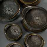 6 Diverse Bronze Censer in schlichter Form, verschiedene Alter und Größen, verso Xuande Marken, innen teils mit Drachenmarke im Ming-Stil, Ø 6,5/9,7/10,1/10,4cm - фото 6