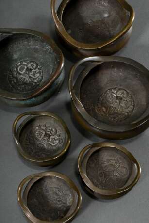 6 Diverse Bronze Censer in schlichter Form, verschiedene Alter und Größen, verso Xuande Marken, innen teils mit Drachenmarke im Ming-Stil, Ø 6,5/9,7/10,1/10,4cm - фото 6
