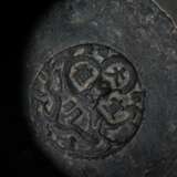 6 Diverse Bronze Censer in schlichter Form, verschiedene Alter und Größen, verso Xuande Marken, innen teils mit Drachenmarke im Ming-Stil, Ø 6,5/9,7/10,1/10,4cm - photo 7