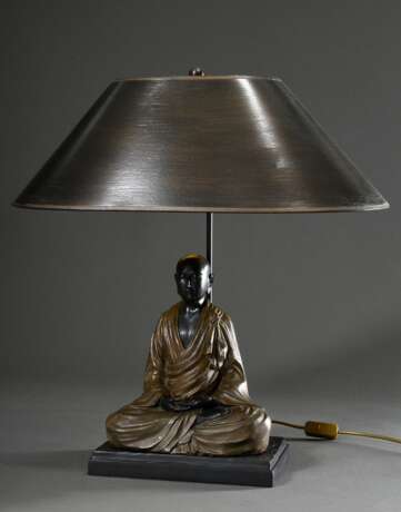 Moderne Tischlampe mit asiatischer Figur „Meditierender Mönch“, Metall bemalt, wohl China 20.Jh., H. 63cm - photo 1
