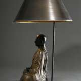 Moderne Tischlampe mit asiatischer Figur „Meditierender Mönch“, Metall bemalt, wohl China 20.Jh., H. 63cm - Foto 2