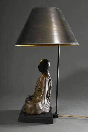 Moderne Tischlampe mit asiatischer Figur „Meditierender Mönch“, Metall bemalt, wohl China 20.Jh., H. 63cm - фото 2