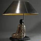 Moderne Tischlampe mit asiatischer Figur „Meditierender Mönch“, Metall bemalt, wohl China 20.Jh., H. 63cm - фото 3