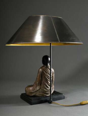Moderne Tischlampe mit asiatischer Figur „Meditierender Mönch“, Metall bemalt, wohl China 20.Jh., H. 63cm - Foto 3