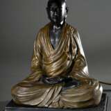 Moderne Tischlampe mit asiatischer Figur „Meditierender Mönch“, Metall bemalt, wohl China 20.Jh., H. 63cm - photo 4