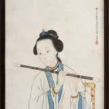 Feines chinesisches Portrait „Hofdame mit Querflöte 'Chi' und Eisvogelfederschmuck im Haar“, Aquarell/Papier, o.r. einspaltige Inschrift und rotes Siegel, Qing Zeit, für den westlichen Markt, 72,5x49cm (m.R. 77,5x54cm), leichte Altersspuren, min. fleckig - photo 1