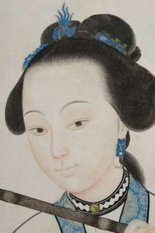 Feines chinesisches Portrait „Hofdame mit Querflöte 'Chi' und Eisvogelfederschmuck im Haar“, Aquarell/Papier, o.r. einspaltige Inschrift und rotes Siegel, Qing Zeit, für den westlichen Markt, 72,5x49cm (m.R. 77,5x54cm), leichte Altersspuren, min. fleckig - photo 2