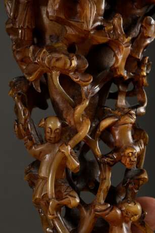 Beschnitzter Büffelhorn Libationsbecher "Sechs daoistische Figuren in Rankenwerk zwischen Kiefern und Prunus" auf geschnitztem Blackwood Stand, China, Qing Dynastie, 29,5x16,5x9,5cm, kleine Defekte - фото 8