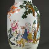 Balustervase mit feiner polychromer Malerei "Acht Luohan", apokryphe Siegelmarke "Berg der roten Artemisia", China, 20.Jh., H. 42cm - Foto 3