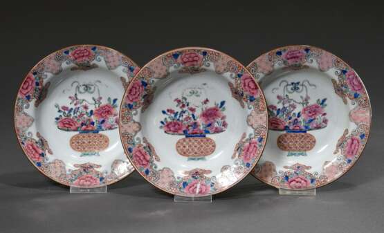 3 tiefe Tellerchen mit opulenter Famille Rose Malerei „Blumenkorb“, revers Darstellungen von Lingzhi Pilzen, China Qing-Dynastie um 1800, Ø 16,5cm, H. 3,5cm, 1 Teller bestoßen, 1 Haarriss, berieben - photo 1