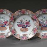 3 tiefe Tellerchen mit opulenter Famille Rose Malerei „Blumenkorb“, revers Darstellungen von Lingzhi Pilzen, China Qing-Dynastie um 1800, Ø 16,5cm, H. 3,5cm, 1 Teller bestoßen, 1 Haarriss, berieben - Foto 1