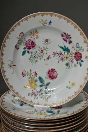 20 Chine de Command Teller mit feiner floraler Famille Rose Malerei sowie Gold Lanzettfries, China um 1800: 7 tiefe Teller (Ø 23,3cm, 3 min. def.) und 13 flache Teller (Ø 23cm, 11 min def.), partiell Mushikui am Rand - photo 3