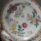 20 Chine de Command Teller mit feiner floraler Famille Rose Malerei sowie Gold Lanzettfries, China um 1800: 7 tiefe Teller (Ø 23,3cm, 3 min. def.) und 13 flache Teller (Ø 23cm, 11 min def.), partiell Mushikui am Rand - Foto 4