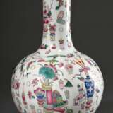 Balustervase mit polychromer Emaillemalerei "Hundert Kostbarkeiten", Boden mit Stempelmarke, China, Anfang 20.Jh., H. 41cm, berieben - Foto 1