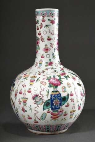 Balustervase mit polychromer Emaillemalerei "Hundert Kostbarkeiten", Boden mit Stempelmarke, China, Anfang 20.Jh., H. 41cm, berieben - Foto 2