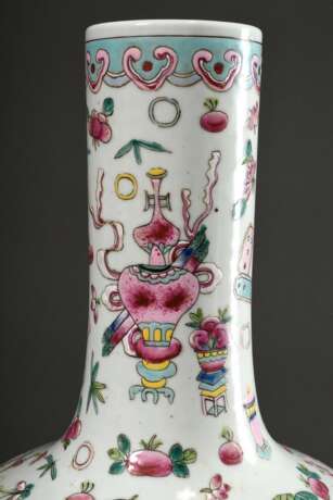 Balustervase mit polychromer Emaillemalerei "Hundert Kostbarkeiten", Boden mit Stempelmarke, China, Anfang 20.Jh., H. 41cm, berieben - фото 4