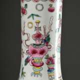 Balustervase mit polychromer Emaillemalerei "Hundert Kostbarkeiten", Boden mit Stempelmarke, China, Anfang 20.Jh., H. 41cm, berieben - Foto 4