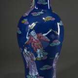 Chinesische Balustervase mit polychromer Emaille Bemalung auf Powderblue Fond "Acht Glücksgötter", Boden mit blauer Kangxi Ringmarke, H. 36,5cm - Foto 1