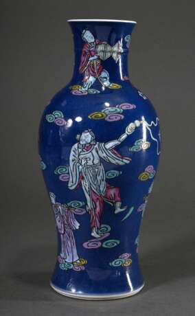 Chinesische Balustervase mit polychromer Emaille Bemalung auf Powderblue Fond "Acht Glücksgötter", Boden mit blauer Kangxi Ringmarke, H. 36,5cm - фото 2