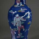 Chinesische Balustervase mit polychromer Emaille Bemalung auf Powderblue Fond "Acht Glücksgötter", Boden mit blauer Kangxi Ringmarke, H. 36,5cm - photo 2