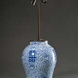 Chinesischer Ingwertopf in Balusterform mit floralem Blaumalerei Dekor und Schriftzeichen "Doppelglück", Boden mit Vierzeichen Marke, als Lampe montiert, ohne Schirm, H. 80cm - Foto 1