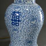 Chinesischer Ingwertopf in Balusterform mit floralem Blaumalerei Dekor und Schriftzeichen "Doppelglück", Boden mit Vierzeichen Marke, als Lampe montiert, ohne Schirm, H. 80cm - photo 2