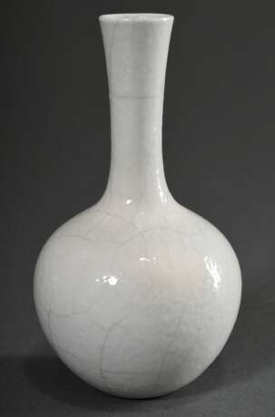 Kleine "Soft Paste" Porzellan Kugelvase mit langem Hals, weiße Glasur mit "Orangenhaut" und Craquelé, Holzsockel, China, Qing-Zeit, H. 13,5cm, Haarrisse und kleine Restaurierung am Hals - photo 3