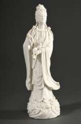 Blanc de Chine Figur "Guanyin Potalaka", auf Wellen und Lotosblüten stehende weibliche Form des Avalokiteshvara mit Ambrosiaflasche in der Hand, China, Anfang 20.Jh., H. 30,5cm